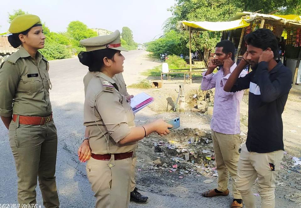  एंटी रोमियो टीम ने मनचलों से कान पकड़वाकर मंगवाई माफी