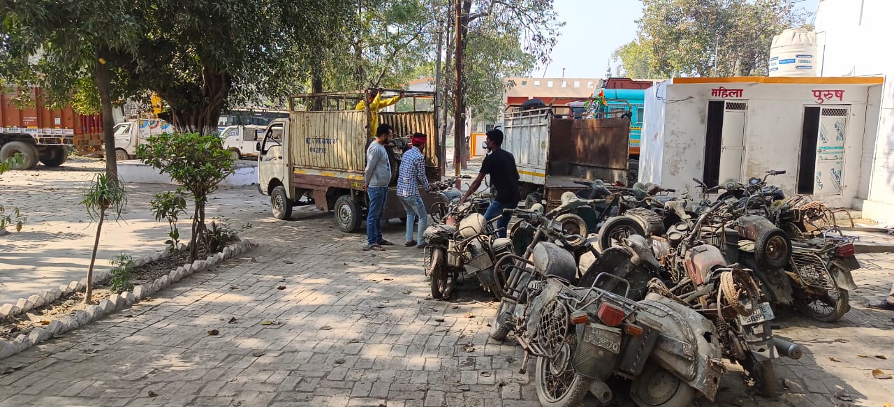 थाना परसपुर में 20 मोटरसाईकिल की हुई नीलामी