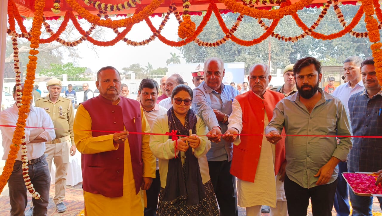 सूचना विभाग द्वारा लगाई गई प्रदर्शनी का उद्घाटन जिलाधिकारी ने किया