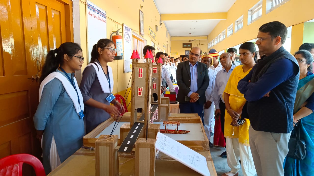 क्यों, क्या और कैसे इन तीन सवालों के जवाब खोजने से उत्पन्न होगी वैज्ञानिक चेतना – डीएम