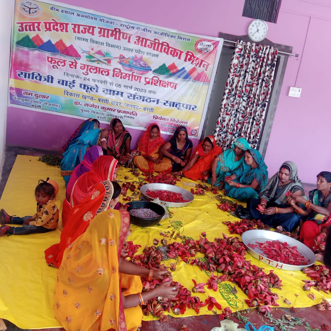 केमिकल मुक्त फूलों से रंग बना रही महिलाएं