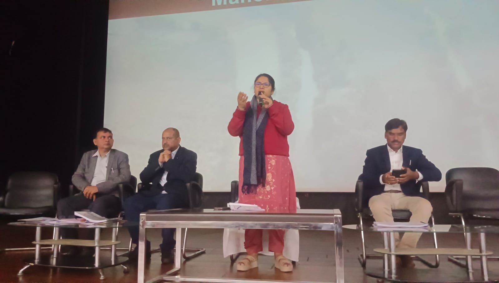 कार्यशाला में डीएम ने कईयों को दिए आवश्यक दिशा निर्देश