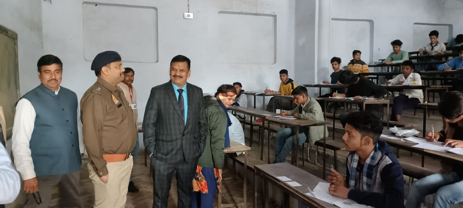 डीएम व एसपी ने नगर क्षेत्र के परीक्षा केन्द्रों का किया भ्रमण