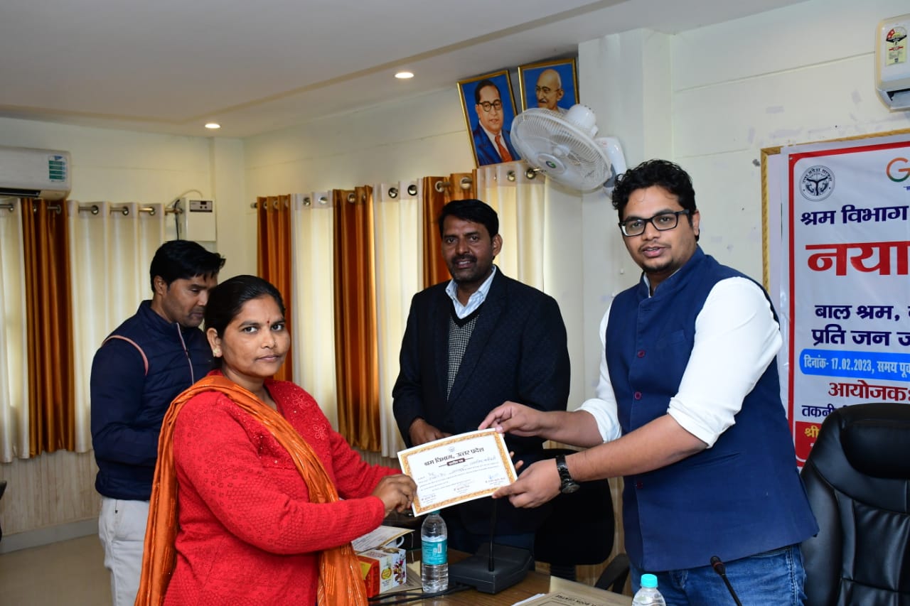 बाल संरक्षण अभियान की समापन पर सीडीओ ने कार्य करने वालों को प्रशस्ति पत्र देकर किया सम्मानित