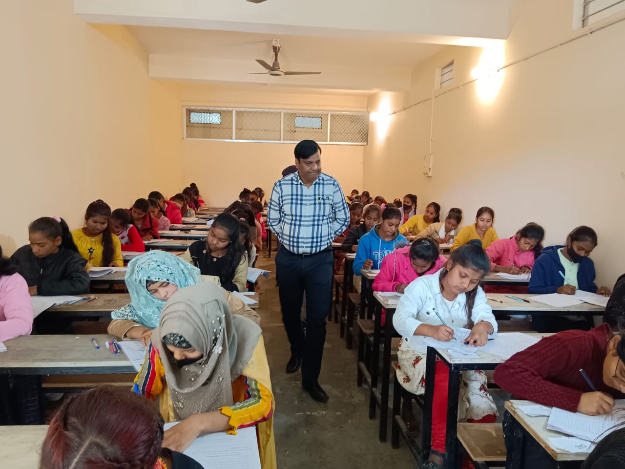 एक महिला परीक्षार्थी को निष्कासित करते हुए फर्जी परीक्षार्थी गिरफ्तार