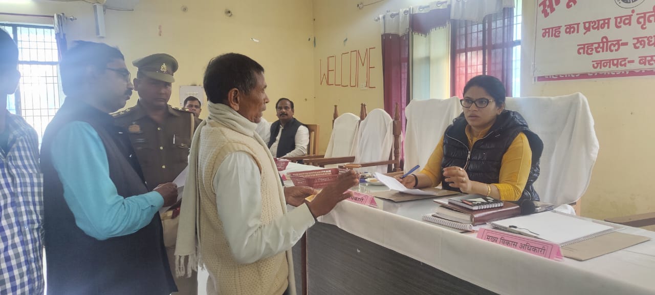 संपूर्ण समाधान दिवस तहसील रुधौली में आयोजित