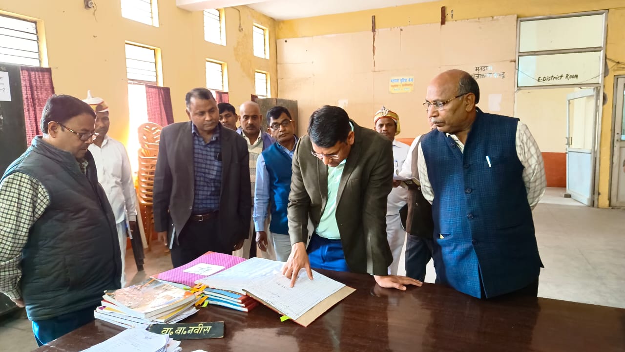 डीएम ने किया तहसील करनैलगंज का औचक निरीक्षण