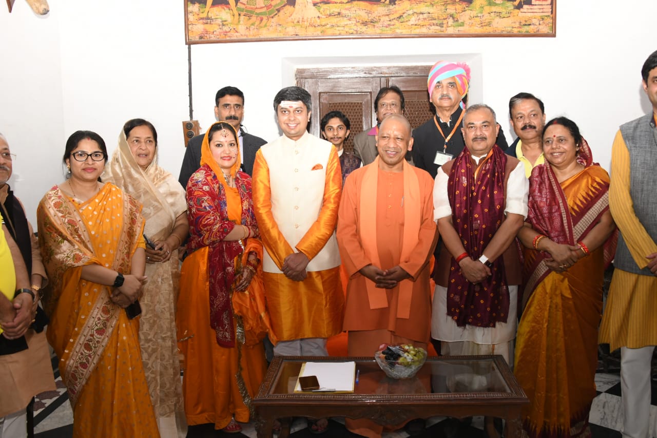 मुख्यमंत्री ने वर-वधू को दिया आशीर्वाद