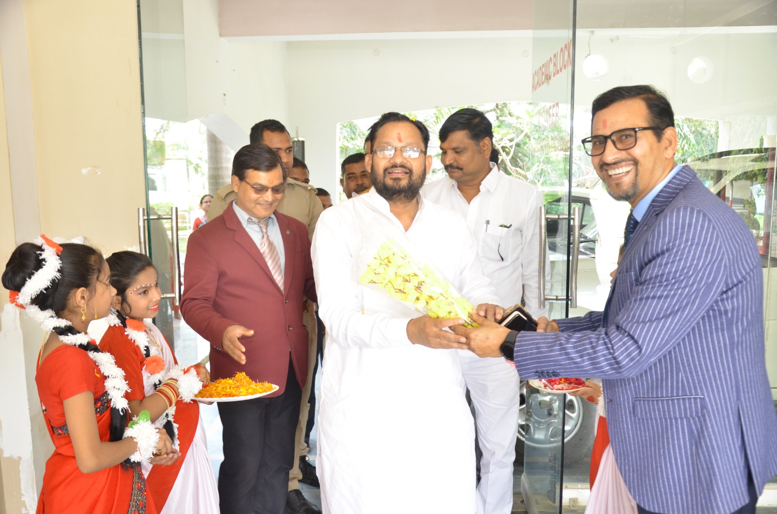 वार्षिक रिपोर्ट कार्ड वितरण समारोह में मेधावियों का हुआ सम्मान