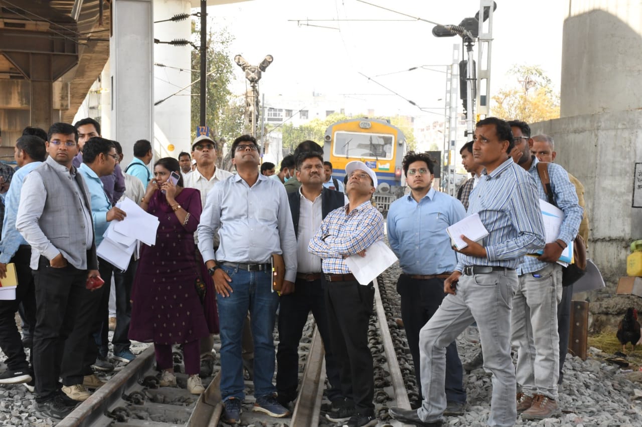 दोहरीकरण हो रहे कार्यों का मुख्य विद्युत इंजीनियर ने किया निरीक्षण