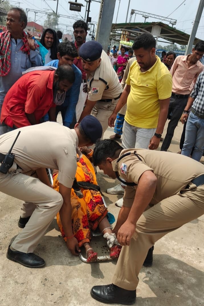 आरपीएफ की तत्परता से ट्रेन से गिरी महिला की बची जान, घायल को पहुंचाया अस्पताल
