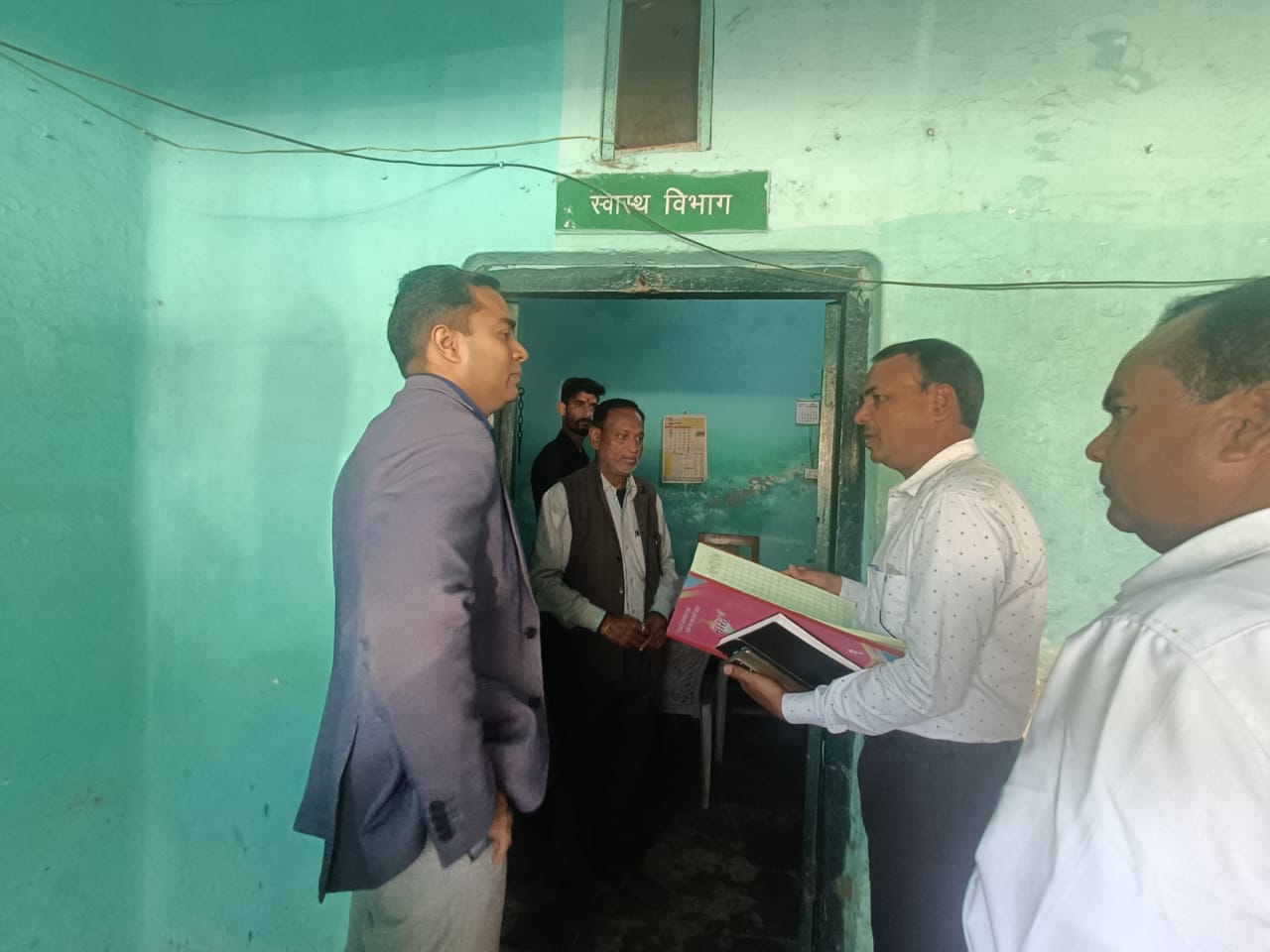 डीएम ने किया नगर पालिक दफ्तर का औचक निरीक्षण