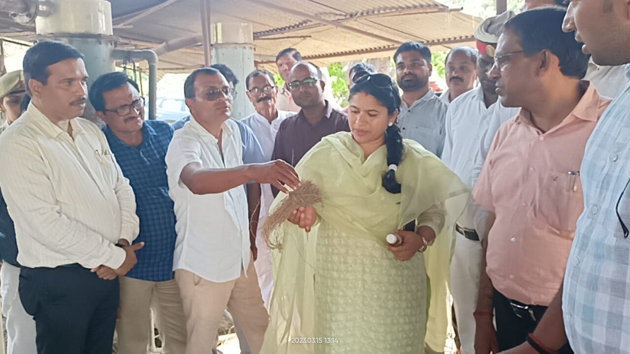 ग्राम बैरागल व डिंगरपुर में खस की खेती व प्लान्ट का डीएम ने किया निरीक्षण