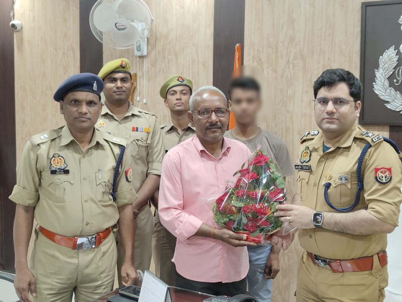 पुलिस अधीक्षक गोण्डा के त्वरित कार्यवाही से गुमशुदा बच्चे को पुलिस ने सकुशल बरामद कर उसके परिजनो को किया सुपुर्द