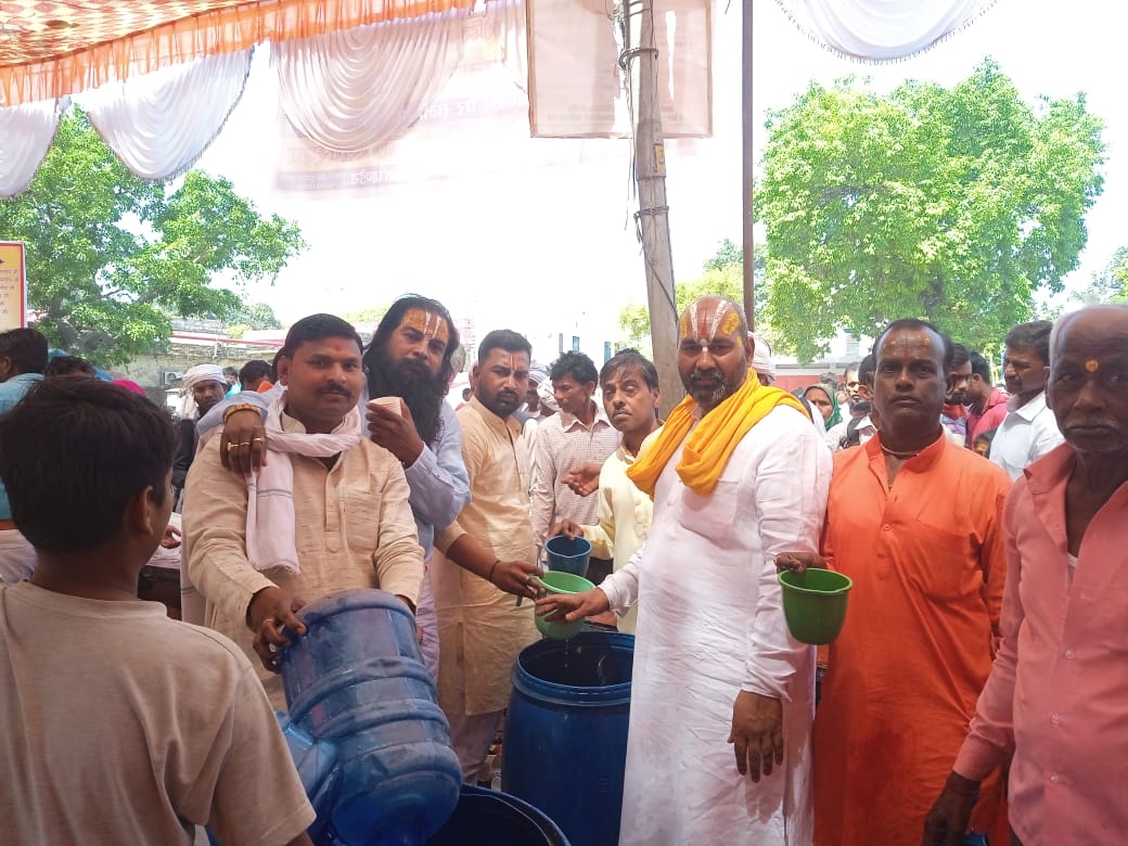 चैत्र रामनवमी के पावन अवसर अयोध्या तीर्थ पुराेहित समाज द्वारा श्रद्धालुओं को निशुल्क शर्बत और जल का वितरण किया गया।