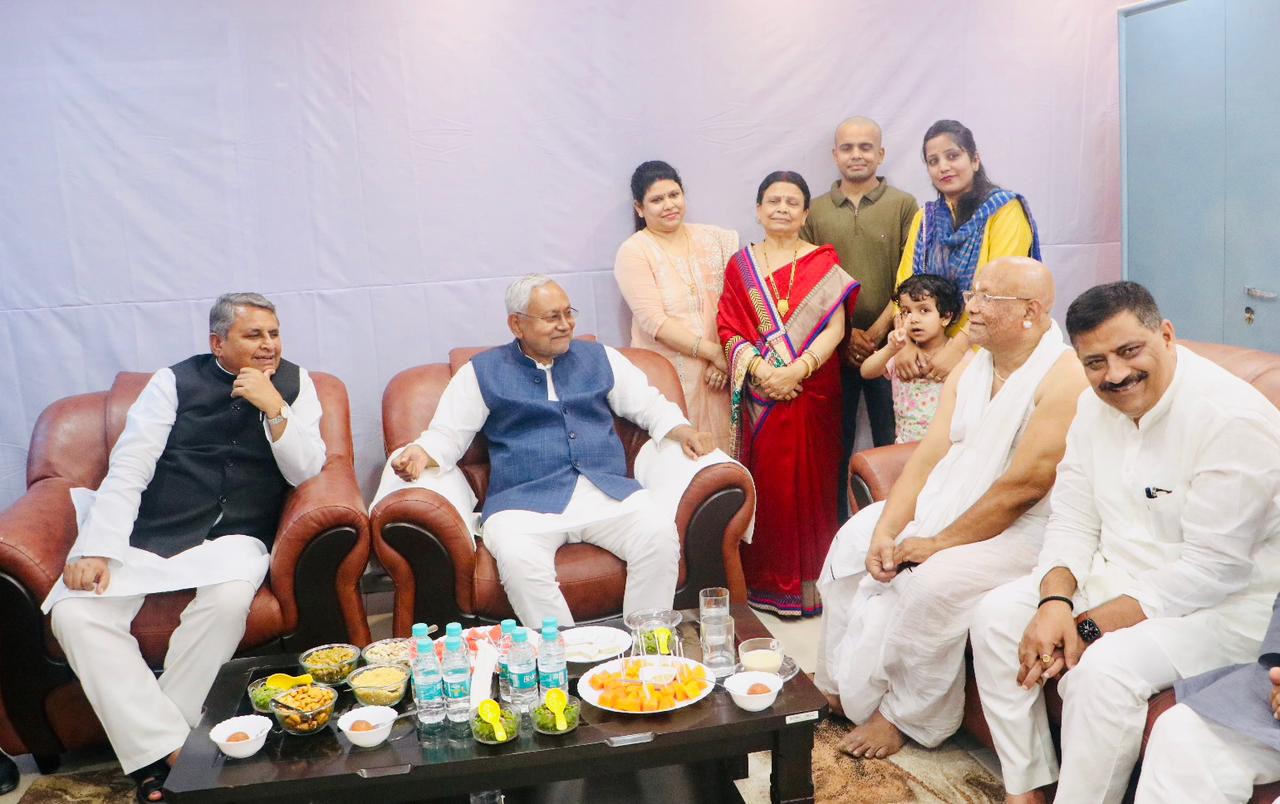 मुख्य मंत्री नीतीश कुमार पूर्व उप मुख्यमंत्री तार किशोर प्रसाद के दिवंगत पिता गंगा प्रसाद को पुष्प अर्पित कर दिए श्रद्धांजलि