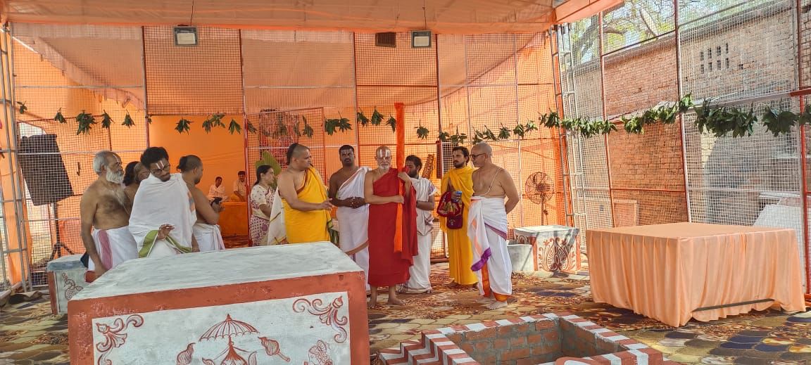 प्रसिद्ध पीठ श्री अशर्फी भवन के श्री राम लला भवन परिसर में श्रीराम कृतुस्तंभ व श्री राम लला भवन के भव्य लोकार्पण महोत्सव के द्वितीय दिवस में जगतगुरु रामानुजाचार्य स्वामी श्री श्री धराचार्य जी महाराज एवं दक्षिण से पधारे जगतगुरु रामानुजाचार्य