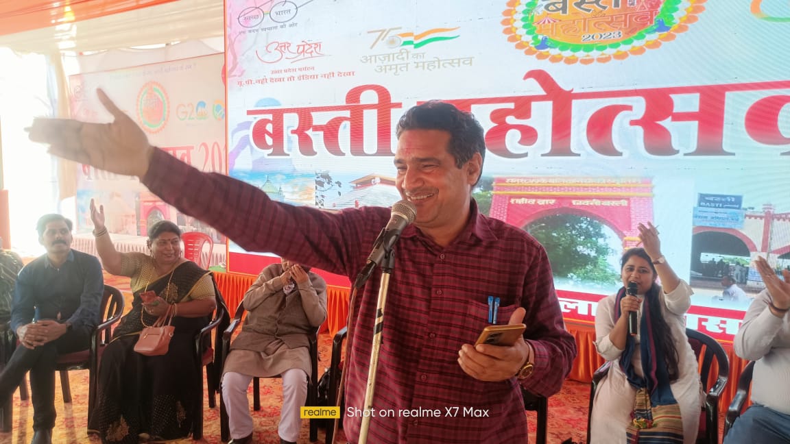 महोत्सव के दूसरे दिन कवियों ने बांधा समां
