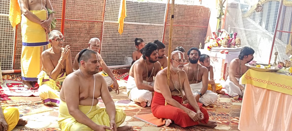 प्रसिद्ध पीठ श्री अशर्फी भवन के श्री राम लला भवन रामकृतु स्तंभ के लोकार्पण