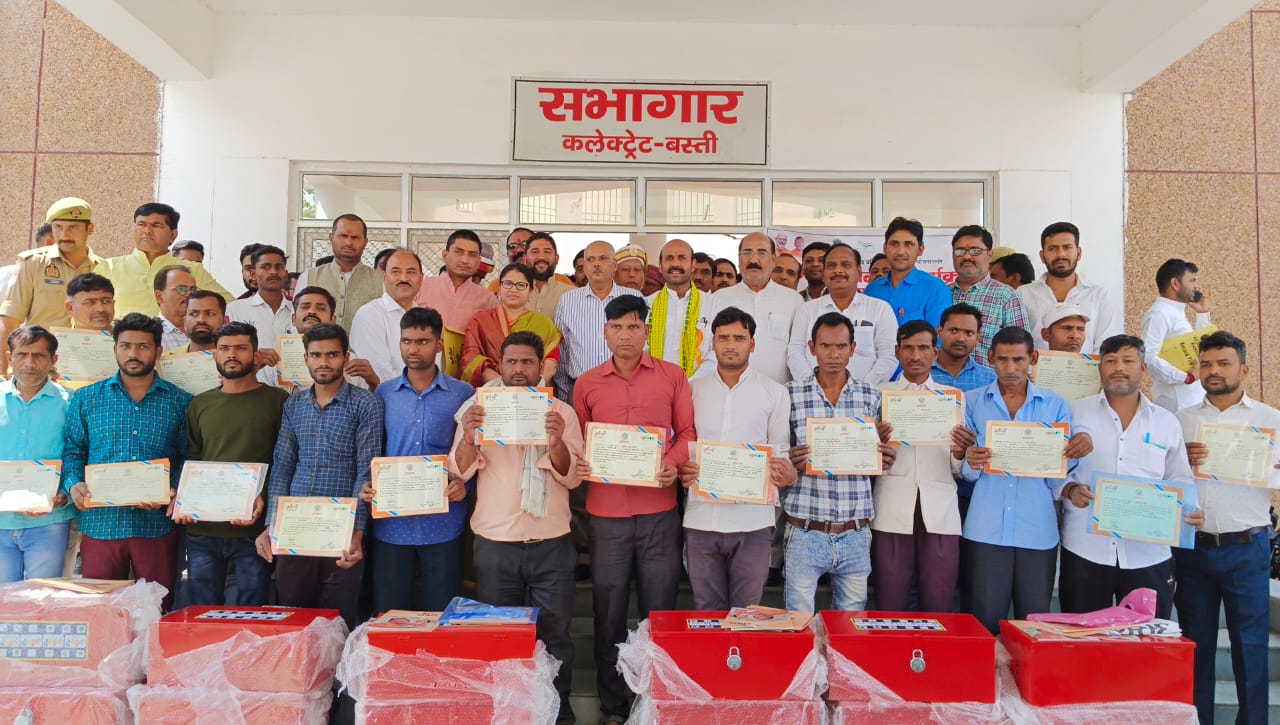 100 लाभार्थियों को निशुल्क बांटा गया टूल किट