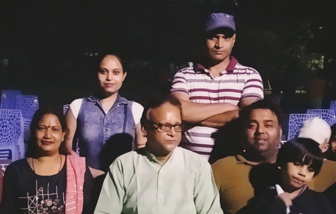 फ़िल्म “प्रस्थान” के प्रीमियर शो में उमड़ी दर्शकों की भीड़, फ़िल्म कलाकार भी हुए शरीक