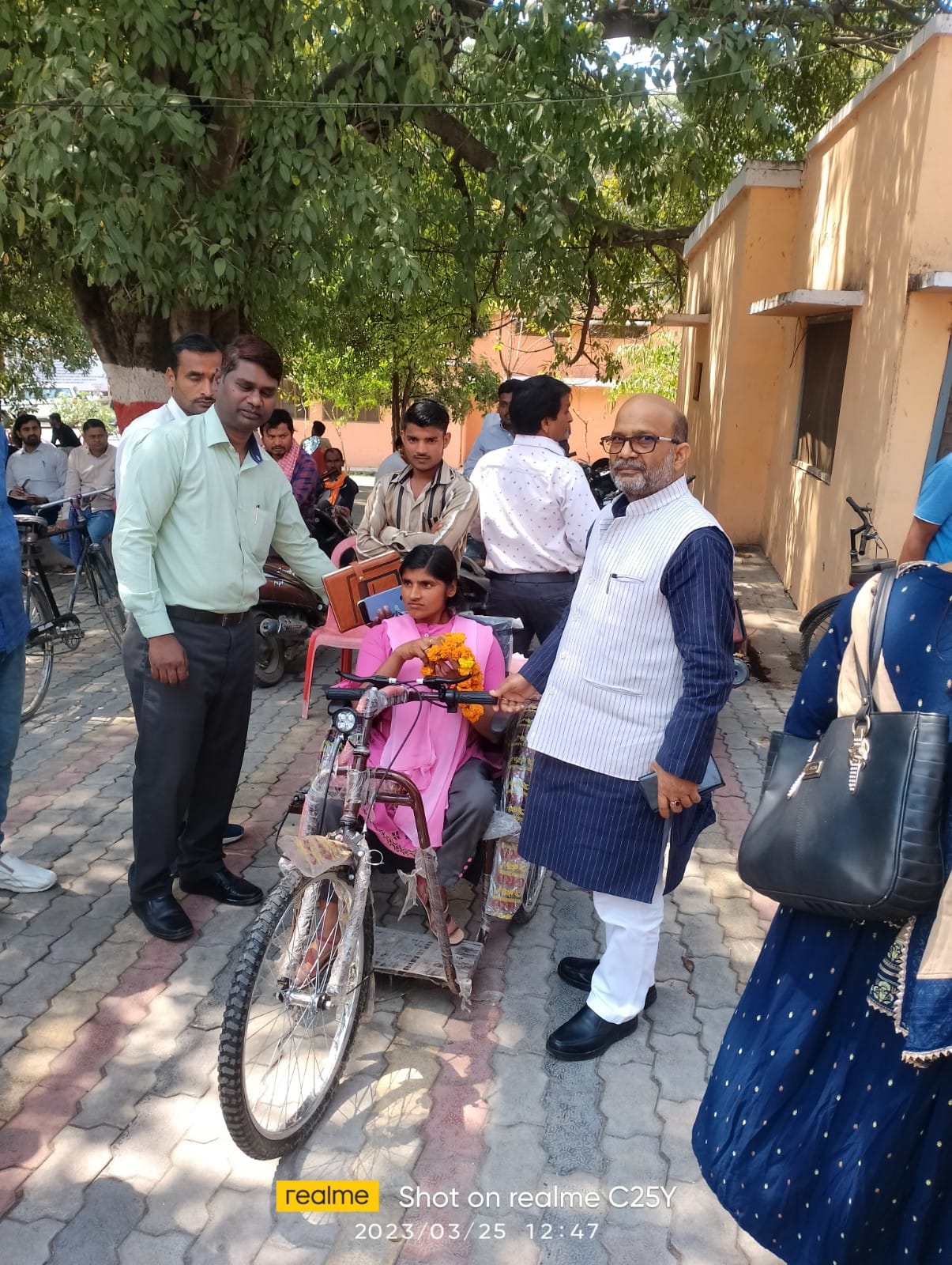 मोटराइज़्ड मोटर साइकिल पाकर खिले दिव्यांगों के चेहरे