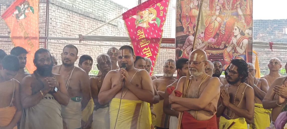 सद्गुरु आचार्यों की कृपा के बिना भक्त मार्ग में जाना सम्भव नहीं