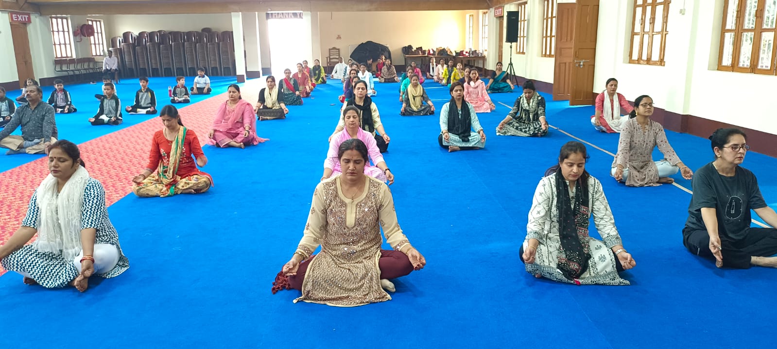 शिक्षकों संग बच्चों ने किया योगाभ्यास