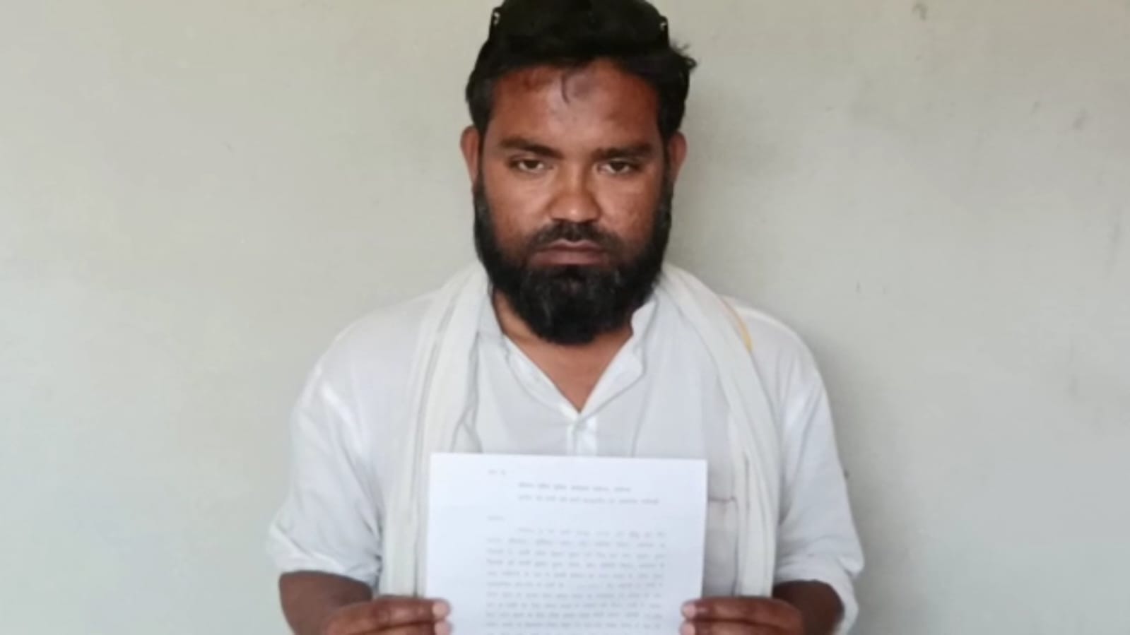 दारोगा द्वारा पीड़ित के जेब से जबरन बीस हजार रुपए निकाल लेने का लगा आरोप।