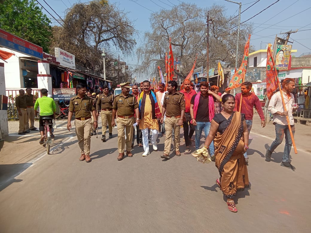 अबीर गुलाल और भजनों की धुन पर निकला निशान जुलूस