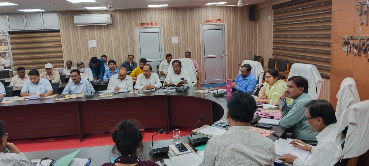 नदियों को गंदगी मुक्त रखने हेतु चलाएं जन जागरूकता अभियान-डीएम