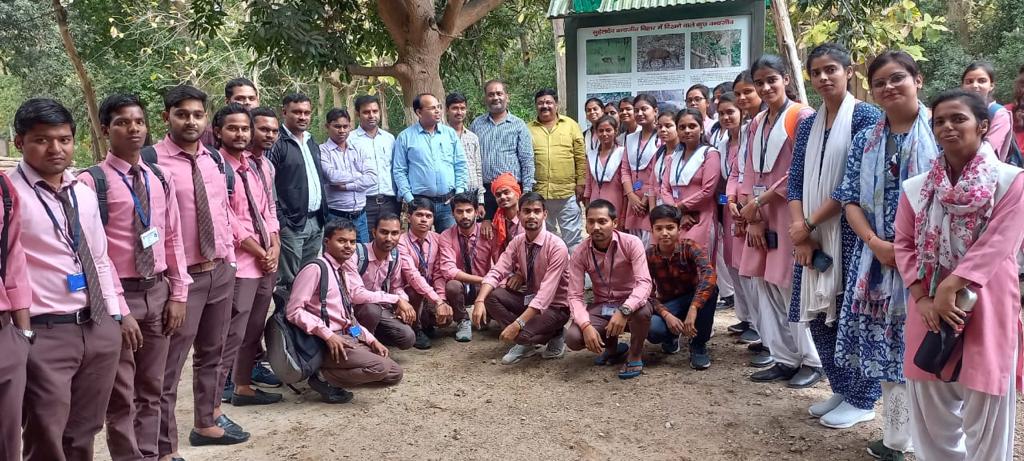 जंगल भ्रमण कर छात्रों में जाना प्रकृति का महत्व
