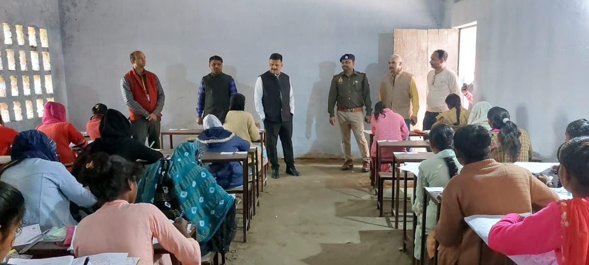 डीएम व एसपी ने हुज़ूरपुर क्षेत्र के परीक्षा केन्द्रों का किया निरीक्षण