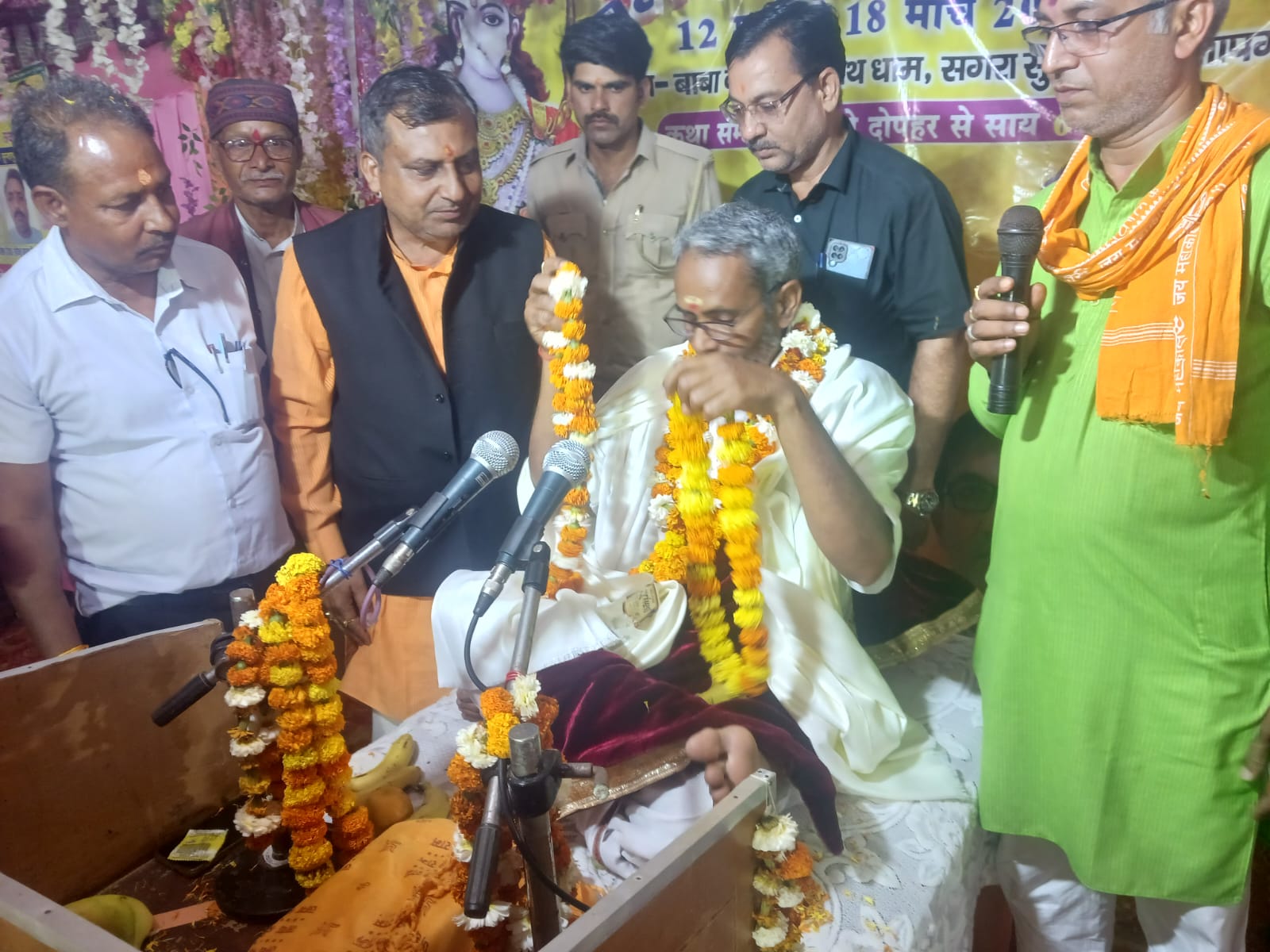 भागवत कथा में उमड़ रहे श्रद्धालु