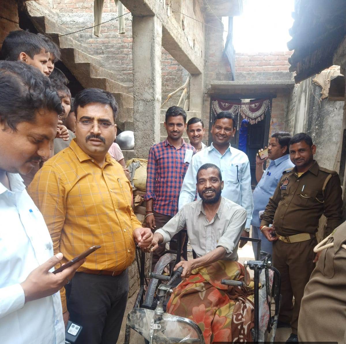 डीएम के निर्देश पर दिव्यांग को घर बैठे मिली ट्राई साइकिल
