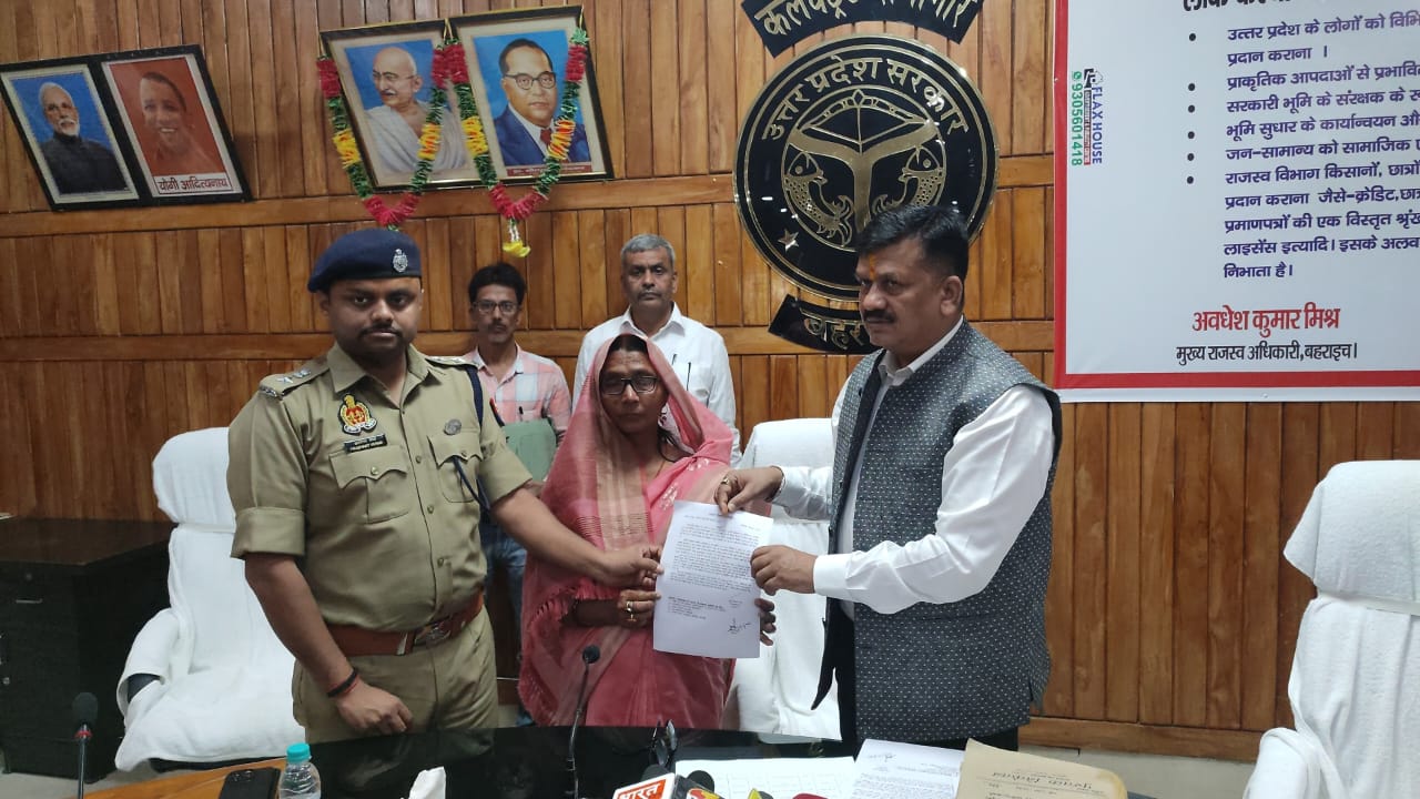 डीएम के प्रयास से कोरोना योद्धा के आश्रित को मिली रू. 50 लाख की अनुग्रह धनराशि