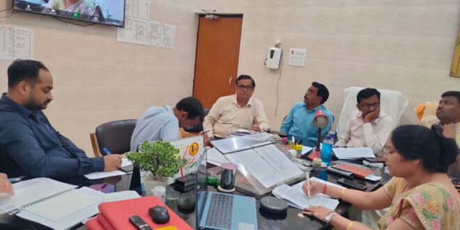 अधिकारियों संग वार्ता करतीं सीएमओ डॉ रश्मि वर्मा ।