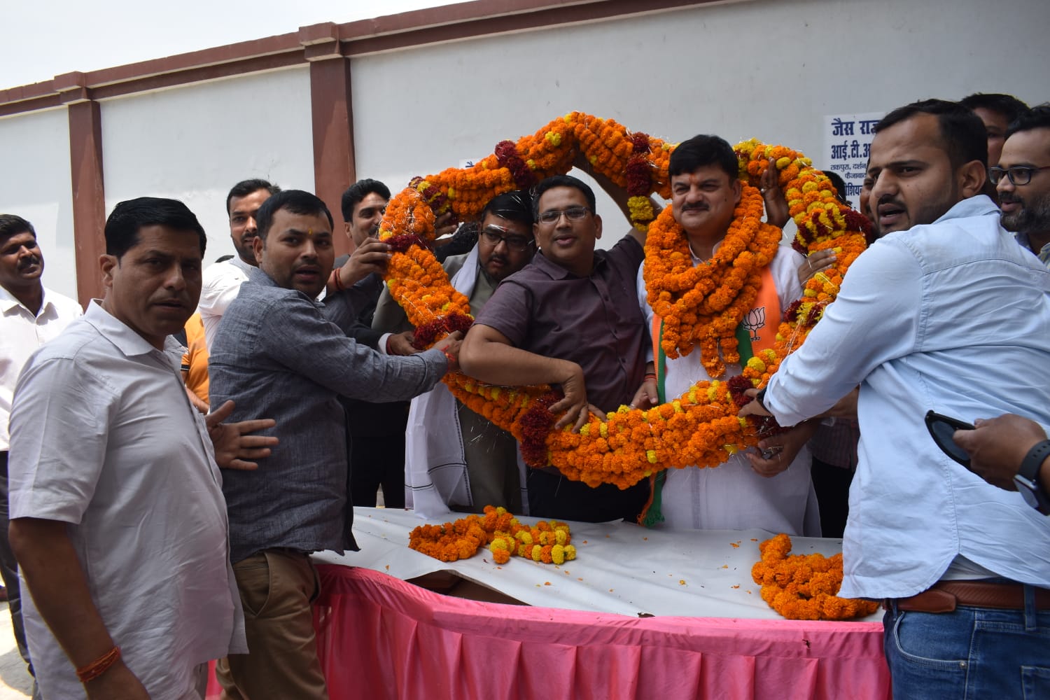 भाजपा प्रत्याशी महंत गिरीश त्रिपाठी का स्वागत करते व्यापार अधिकार मंच के संयोजक सुशील जायसवाल व अन्य व्यापारी