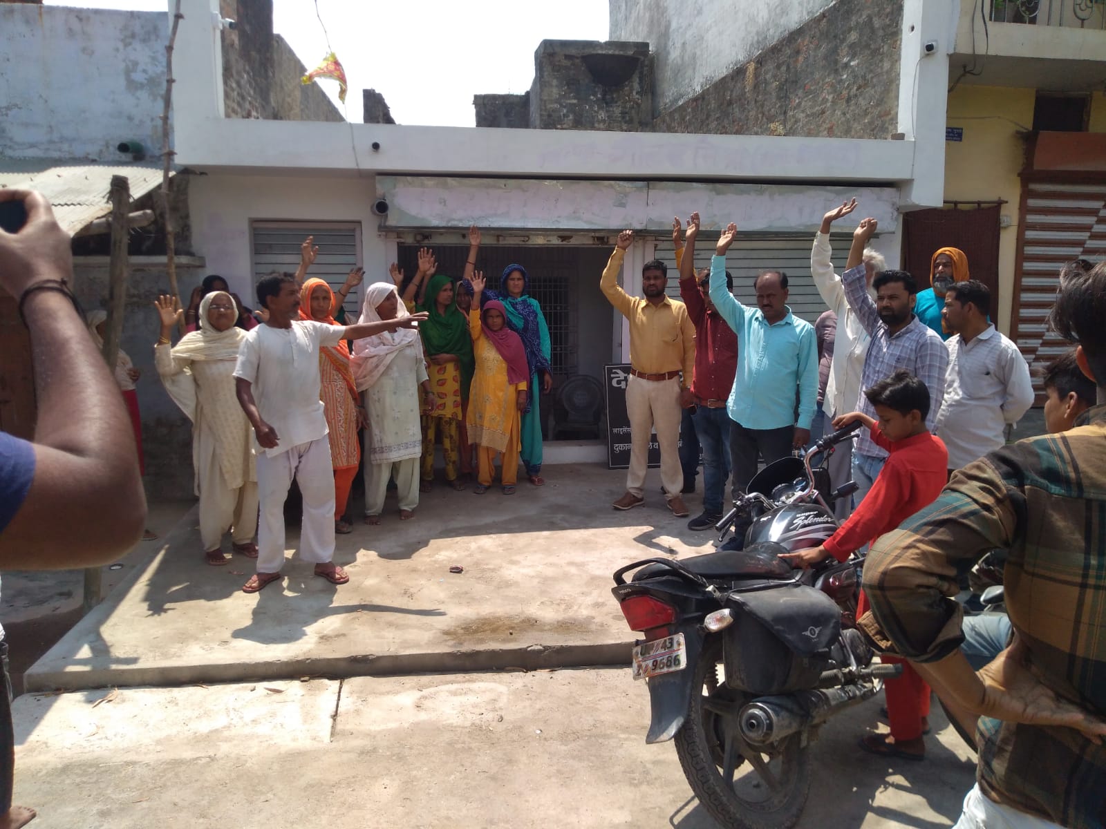 बिना अनुमति के जबरन ठेकेदार ने खोली देसी शराब की दुकान
