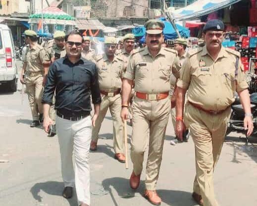 सिटी मजिस्ट्रेट ने शहरी क्षेत्रों का पुलिस बल के साथ पैदल मार्च किया