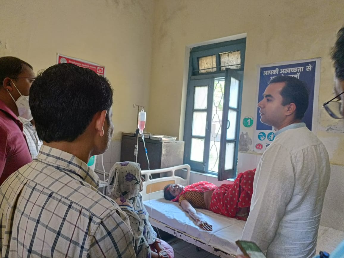 डीएम ने किया प्राथमिक स्वास्थ्य केंद्र जोकाहिया,संयुक्त जिला चिकित्सालय का औचक निरीक्षण
