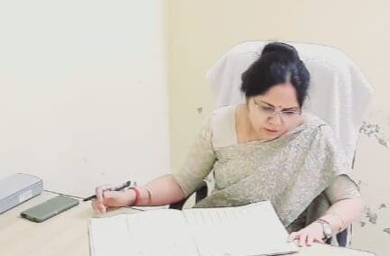 बच्चे तो गर्मी में खेलेंगे जनाब, ध्यान बड़ों को देना है कि तेज धूप / लू न कर पाए उनका मज़ा ख़राब