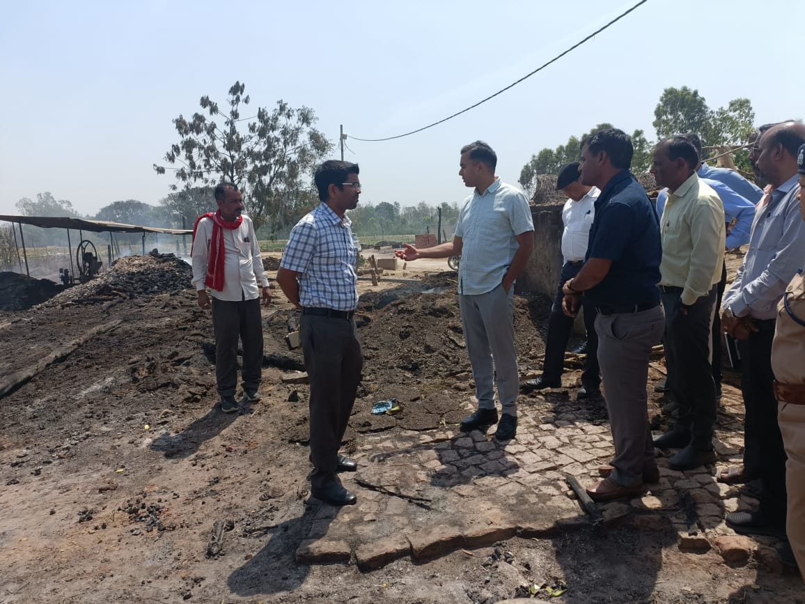 ग्राम बेलीकला ने अग्निकांड पीड़ितों से मिले डीएम, क्षति का लिया जायजा