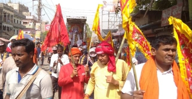हनुमान जन्मोत्सव पर निकली आकर्षक शोभा यात्रा, रथ पर सवार हो देवराहा शिवनाथ दास जी महाराज ने किया नगर भ्रमण