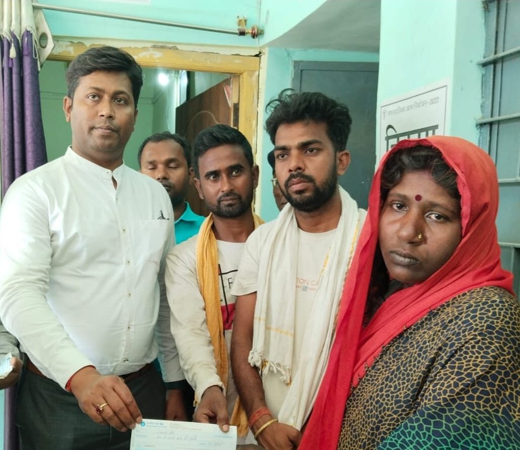 डीएम अमित के निर्देश पर एसडीओ अमित ने की त्वरित कार्रवाई, दिया अग्नि पीड़ितों को आग्रह राशि व पॉलीथिन शीट