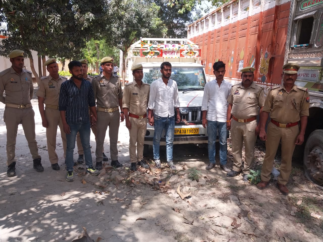 चोरी करने के 03 आरोपी अभियुक्त गिरफ्तार, कब्जे से चोरी का 07 ड्रम तारकोल मय वाहन, 02 अदद मोबाइल व रू0 1475/- नकद बरामद-