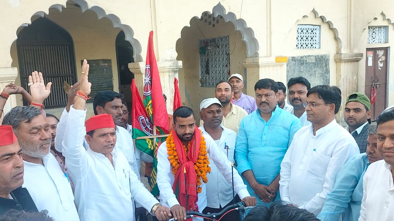 समाजवादी पार्टी कार्यालय गुलाब बाड़ी से साइकिल यात्रा सुरुआत की