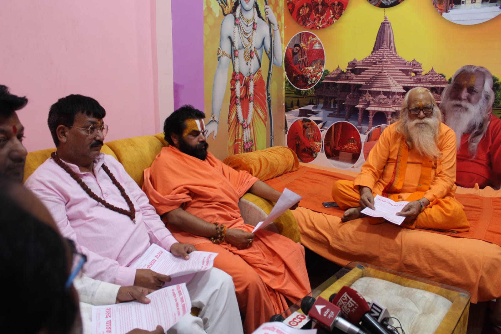 श्रीमद् भागवत गीता श्री राम चरित्र मानस को राष्ट्रीय ग्रंथ घोषित करने की मांग हुई तेज साधु महात्माओं का मिला समर्थन