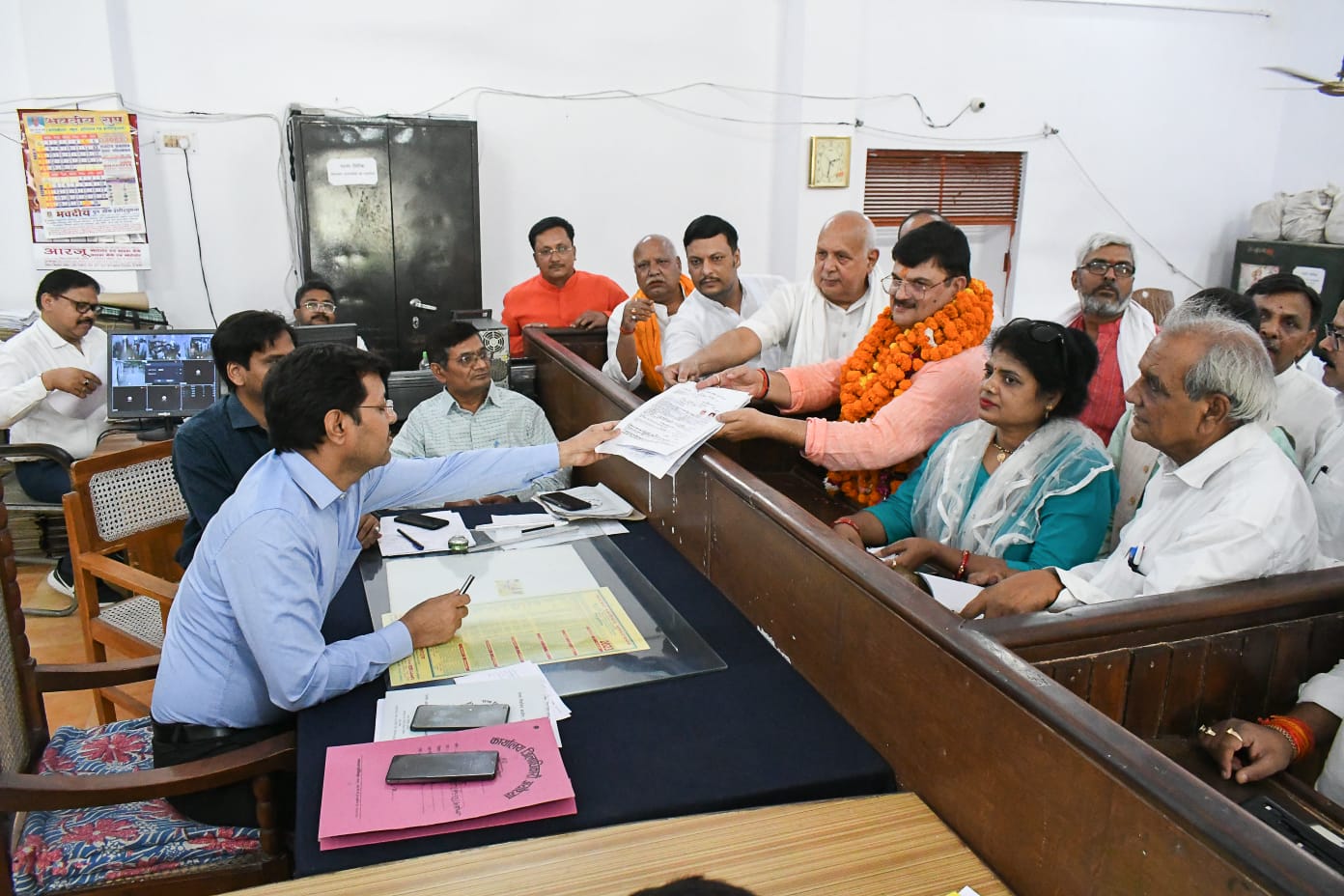 भाजपा के मेयर प्रत्याशी महंत गिरीशपति त्रिपाठी ने नामांकन किया