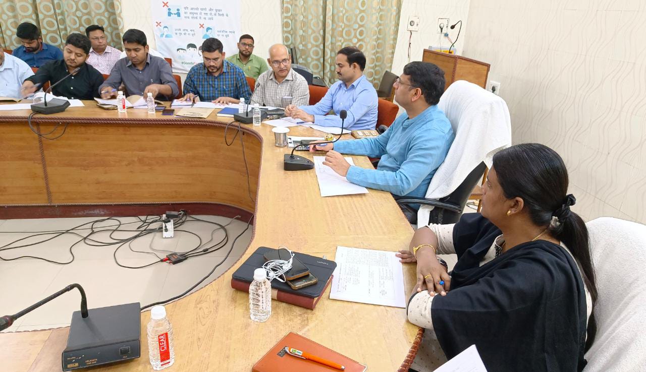 निर्वाचन निष्पक्ष व शान्तिपूर्ण ढंग से सम्पन्न करायें अधिकारी – डीएम